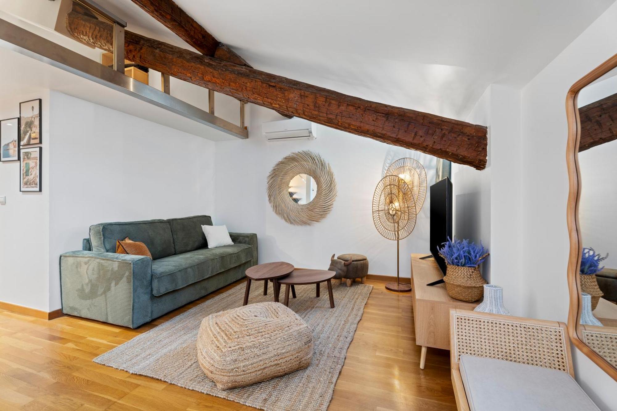 Renting - 3 Massena - Chic Escape Luxury Duplex Place Massena Nizza