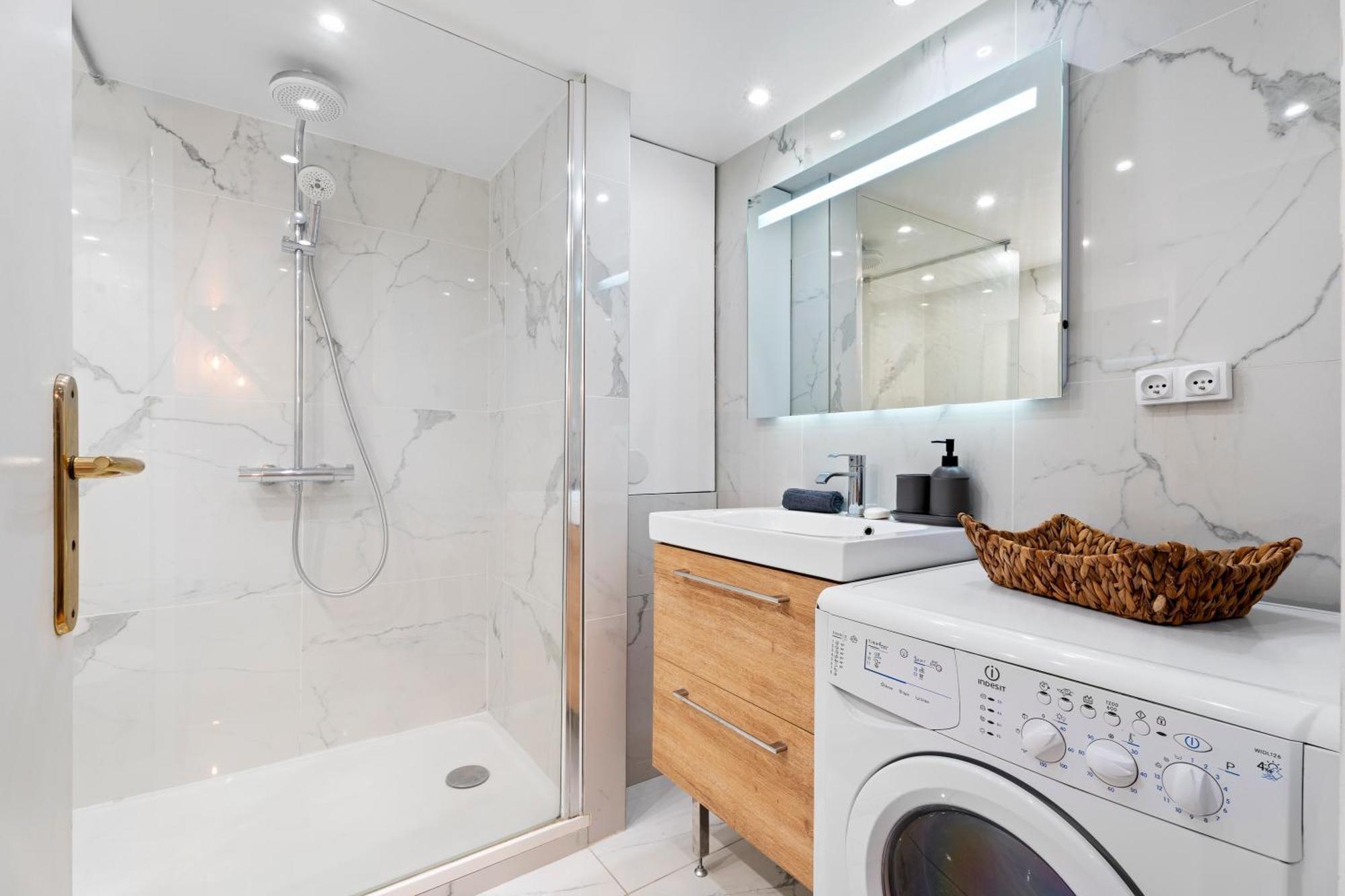 Renting - 3 Massena - Chic Escape Luxury Duplex Place Massena Apartment